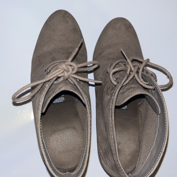 JcPenny 7.5 wedged light grey laced heel - Picture 3 of 4